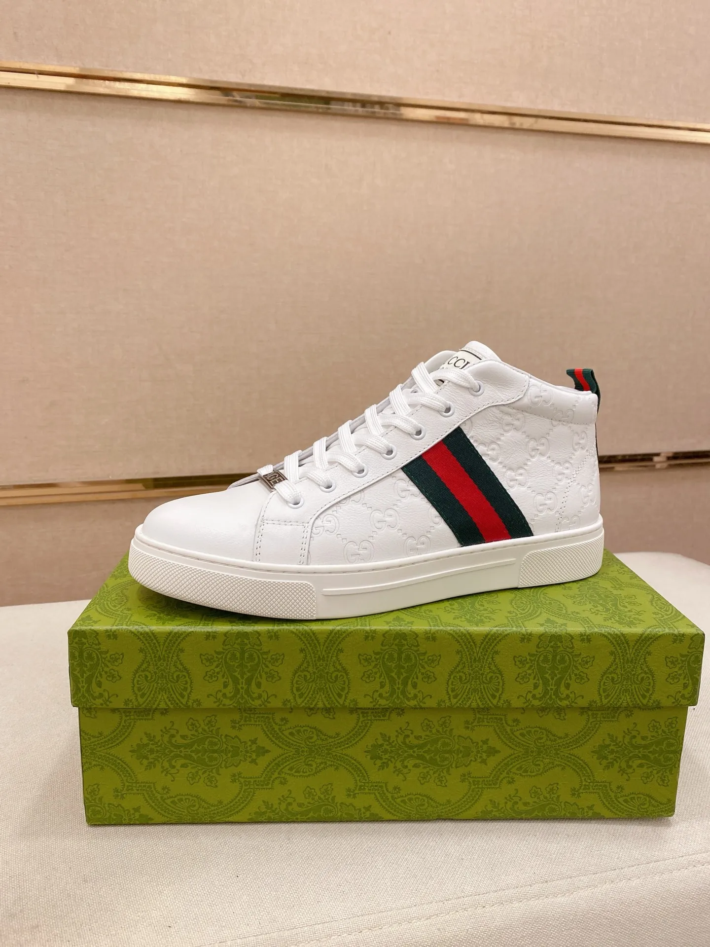 Factory price: 480💰 (GUCCI) The latest model from the official website 🎁🎁Casual and fashionable men's shoes👟, hot style 💥The version is simple and elegant, exclusive for trendy men. Unique official website latest brand elements 👑Gucci original decoration, fashionable and generous, the fabric is original cowhide ✅sheepskin lining, the official website specifies wear-resistant casual outsole, the classic model is taken in kind at the counter🎬38-44 (45 is not returned or exchanged)